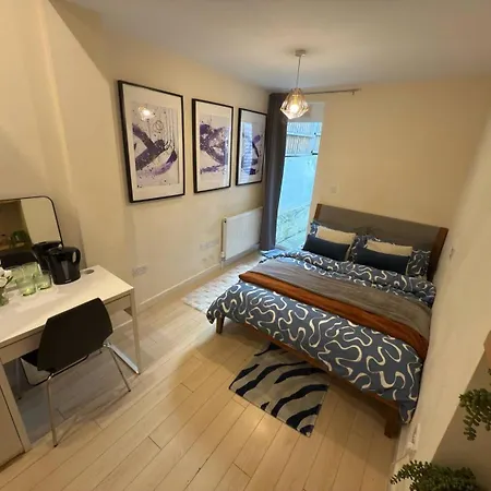 Easy Access To Central London-Private Ensuite & Terrace